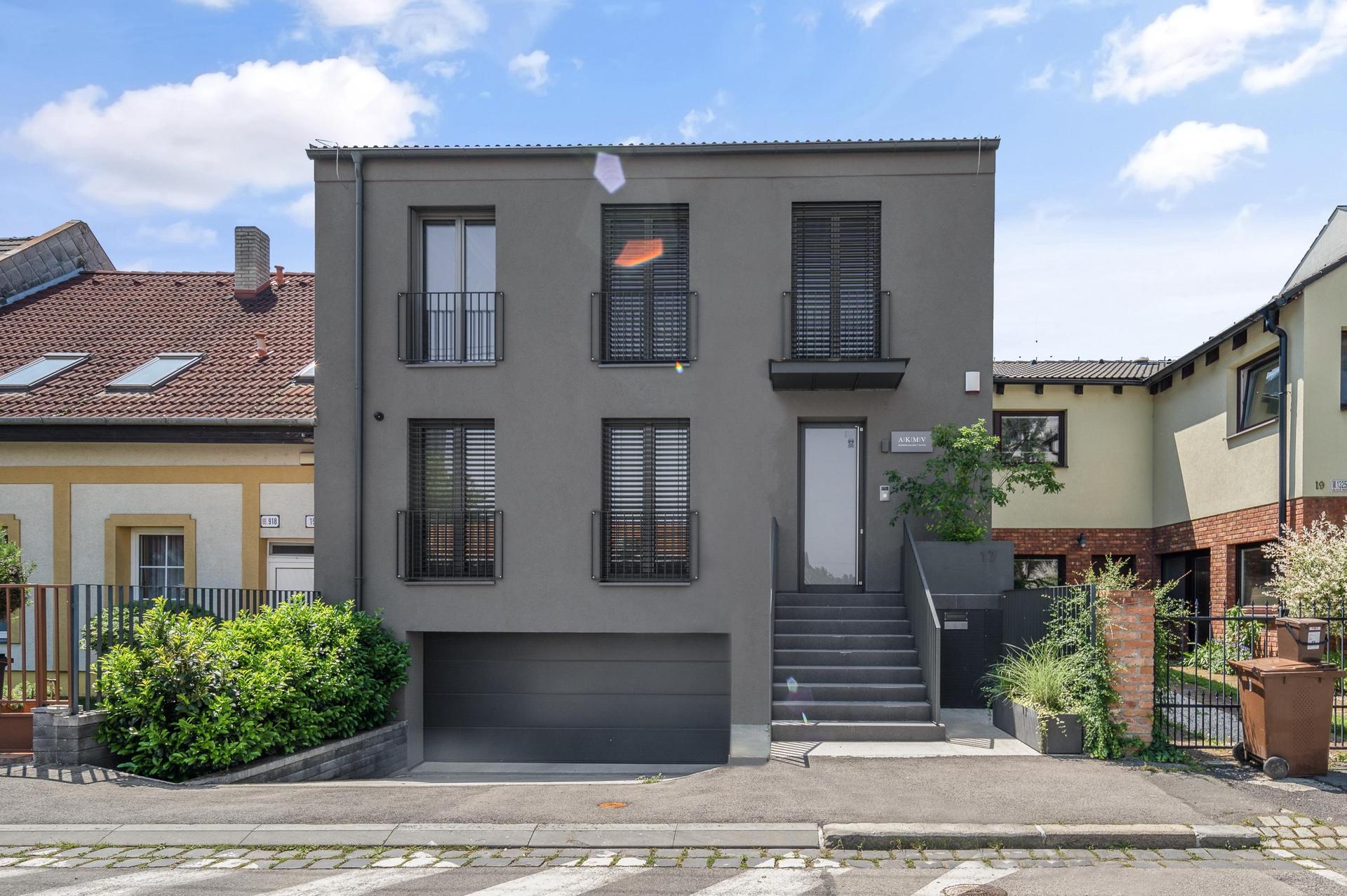 Sídlo spoločnosti Prelozim.sk v Bratislave - moderná budova na Pluhovej ulici